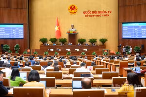 Quốc hội tiến hành biểu quyết thông qua nghị quyết. (Ảnh: DUY LINH)