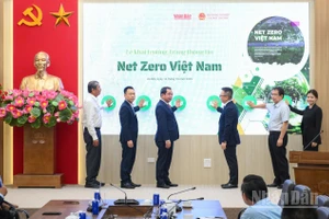 Các đồng chí lãnh đạo cùng các đại biểu thực hiện nghi thức khai trương trang thông tin Net Zero Việt Nam.