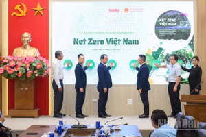 Các đồng chí lãnh đạo cùng các đại biểu thực hiện nghi thức khai trương trang thông tin Net Zero Việt Nam.