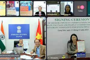 Lễ ký kết Biên bản ghi nhớ về việc triển khai các dự án tác động nhanh được tổ chức trực tuyến. (Ảnh: Đại sứ quán Ấn Độ tại Việt Nam)