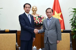 Bí thư Trung ương Đảng, Quyền Bộ trưởng Ngoại giao Lê Hoài Trung tiếp Đại sứ Trung Quốc tại Việt Nam Hà Vĩ. (Ảnh: Báo Thế giới và Việt Nam)