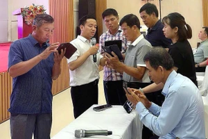 Chuyên gia hướng dẫn doanh nghiệp tạo ra hình ảnh, video quảng bá sản phẩm bằng AI. (Ảnh: BTC)