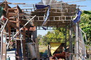 Nhà dân ở tỉnh Oddar Meanchey (Campuchia) bị phá hủy trong xung đột biên giới giữa Thái Lan và Campuchia, ngày 20/12/2025. (Ảnh: THX/TTXVN)