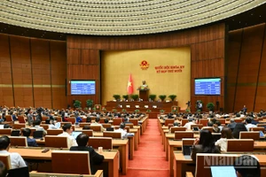 Quang cảnh phiên họp của Quốc hội sáng 10/12. (Ảnh: DUY LINH)