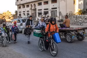 Người dân sơ tán tránh chiến sự tại Dải Gaza. (Ảnh: Xinhua)