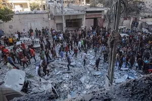 Người dân Palestine đứng giữa đống đổ nát của những tòa nhà bị phá hủy sau đòn không kích của Israel tại khu vực Al-Rimal, phía tây thành phố Gaza ngày 30/8/2025. (Ảnh: THX/TTXVN)