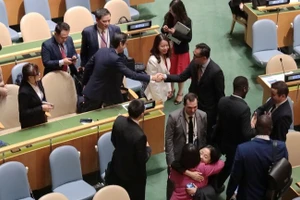 Nhiều nước thành viên Liên hợp quốc tới chia vui với kết quả phiếu bầu rất cao của Việt Nam. (Ảnh: TTXVN)