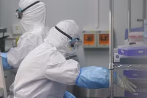 Các nhân viên y tế tiến hành xét nghiệm tại một phòng thí nghiệm phát hiện virus ở Vũ Hán, tỉnh Hồ Bắc, Trung Quốc, ngày 22/2/2020. (Ảnh minh họa: Xinhua)