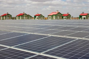 Nhà máy điện mặt trời Garissa ở đông bắc Kenya. (Ảnh: Xinhua)