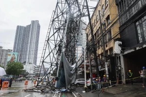 Lực lượng cứu hộ làm việc tại hiện trường vụ sập biển quảng cáo do gió mạnh từ ảnh hưởng bão Wipha ở thành phố Quezon, Philippines, ngày 19/7/2025. (Ảnh minh họa: Xinhua)