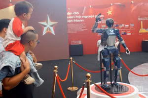 Mô hình robot hình người do VinMotion và VinRobotics phát triển trưng bày tại triển lãm thu hút đông đảo khách tham quan.