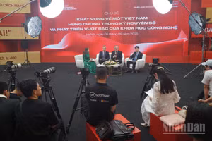 Tọa đàm “Khát vọng về một Việt Nam hùng cường trong kỷ nguyên số và phát triển vượt bậc của khoa học-công nghệ”. (Ảnh: TRUNG HƯNG)