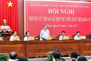 Chủ tịch Quốc hội Trần Thanh Mẫn tiếp xúc cử tri sau Kỳ họp thứ 9 tại Cần Thơ. (Ảnh: TTXVN)