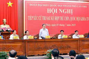 Chủ tịch Quốc hội Trần Thanh Mẫn tiếp xúc cử tri sau Kỳ họp thứ 9 tại Cần Thơ. (Ảnh: TTXVN)