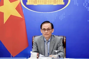 Bí thư Trung ương Đảng, Quyền Bộ trưởng Ngoại giao Lê Hoài Trung điện đàm với Phó Thủ tướng, Bộ trưởng Ngoại giao và Hợp tác quốc tế Campuchia Prak Sokhonn. (Ảnh: Báo Thế giới và Việt Nam)