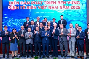 Các đại biểu tham dự diễn đàn chụp ảnh lưu niệm.