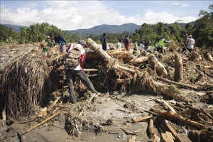 Lực lượng cứu hộ tìm kiếm nạn nhân sau lũ lụt và lở đất tại Tây Sumatra, Indonesia. (Ảnh: THX/TTXVN)