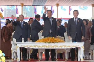 Chủ tịch CPP Hun Sen (giữa), Chủ tịch Danh dự CPP Heng Samrin (trái) và Phó Chủ tịch CPP Hun Manet (phải) chủ trì buổi lễ kỷ niệm 74 năm Ngày thành lập CPP. (Ảnh: Phóng viên Báo Nhân Dân thường trú tại Campuchia)