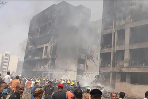 Hiện trường máy bay Boeing 787-8 Dreamliner của Hãng Air India rơi trúng tòa nhà tại thành phố Ahmedabad, bang Gujarat (Ấn Độ), ngày 12/6/2025. (Ảnh: THX/TTXVN)