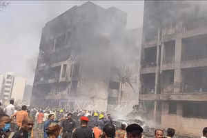 Hiện trường máy bay Boeing 787-8 Dreamliner của Hãng Air India rơi trúng tòa nhà tại thành phố Ahmedabad, bang Gujarat (Ấn Độ), ngày 12/6/2025. (Ảnh: THX/TTXVN)