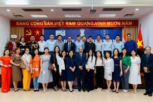 Các đại biểu cùng các cựu học viên lTEC chụp ảnh lưu niệm. (Ảnh minh họa: Đại sứ quán Ấn Độ tại Việt Nam)