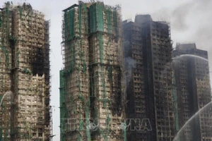 Khu tổ hợp Wang Fuk Court ở quận Tai Po, Hong Kong (Trung Quốc) bị thiêu rụi sau hỏa hoạn, ngày 27/11/2025. (Ảnh: THX/TTXVN)