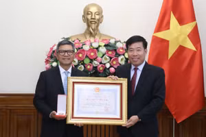 Thứ trưởng Ngoại giao Nguyễn Mạnh Cường trao Huân chương Hữu nghị cho Đại sứ Indonesia tại Việt Nam. (Ảnh: Báo Thế giới và Việt Nam)