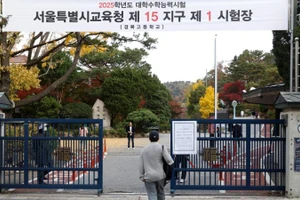 Thí sinh tham dự kỳ thi năng lực đại học (CSAT) trước cổng Trường trung học Gyeongbok ở Seoul, Hàn Quốc, ngày 14/11/2024. (Ảnh minh họa: Xinhua)