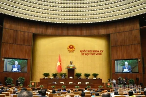 Quang cảnh phiên họp của Quốc hội sáng 8/12. (Ảnh: DUY LINH)