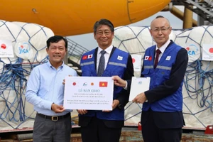 Đại diện Nhật Bản bàn giao lô hàng cứu trợ khẩn cấp cho cho phía Việt Nam tại sân bay Nội Bài. (Ảnh: Đại sứ quán Nhật Bản tại Việt Nam)