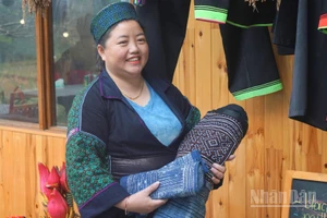 Chị Sùng Thị Lan, Giám đốc Hợp tác xã Mường Hoa giới thiệu về các sản phẩm truyền thống do chị em trong hợp tác xã làm ra. (Ảnh: TRUNG HƯNG)