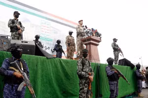 Người phát ngôn quân sự Houthi Yahya Sarea (thứ 2 từ phải sang, hàng trên) phát biểu tại Sanaa, Yemen, ngày 2/5/2025. (Ảnh: Xinhua)