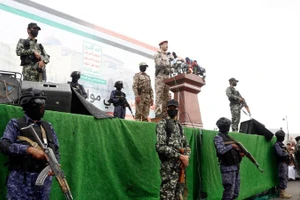 Người phát ngôn quân sự Houthi Yahya Sarea (thứ 2 từ phải sang, hàng trên) phát biểu tại Sanaa, Yemen, ngày 2/5/2025. (Ảnh: Xinhua)