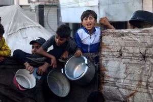 Người dân Palestine chờ nhận thực phẩm tại khu phố Al-Rimal ở trung tâm thành phố Gaza, ngày 20/7/2025. (Ảnh: Tân Hoa Xã)