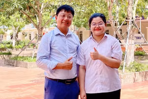 Thí sinh Nguyễn Thái An, học sinh trường THPT Kim Sơn A đạt điểm tuyệt đối 30/30 khối A00 và thầy giáo chủ nhiệm chụp ảnh lưu niệm. (Ảnh: Báo Ninh Bình)