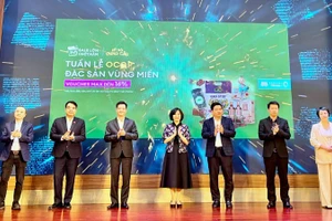 Các đại biểu thực hiện nghi thức khởi động Tuần lễ Thương hiệu Việt trên môi trường số. (Ảnh: BCT)