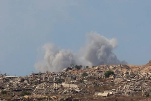 Khói bốc lên sau một cuộc không kích của Israel xuống thành phố Gaza. (Ảnh: THX/TTXVN)