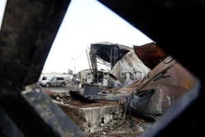 Trạm xăng bị phá hủy sau cuộc không kích của Israel tại Sanaa, Yemen. (Ảnh: THX/TTXVN)