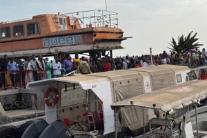 Người dân tập trung tại cảng sau khi một chiếc phà bị chìm trên Hồ Kivu gần Goma, tỉnh Bắc Kivu, miền đông Cộng hòa Dân chủ Congo, ngày 3/10/2024. (Ảnh minh họa: Xinhua)