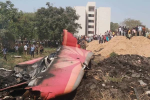 Mảnh vỡ của chiếc máy bay Air India bị rơi ở Ahmedabad, bang Gujarat, Ấn Độ, ngày 12/6/2025. (Ảnh: Xinhua)