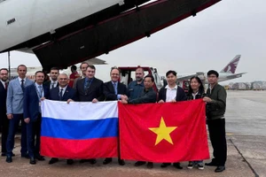 Đại sứ Liên bang Nga tại Việt Nam Gennady Bezdetko trao số hàng viện trợ cho đại diện Cục Quản lý đê điều và Phòng, chống thiên tai. (Ảnh: Đại sứ quán Liên bang Nga tại Việt Nam)