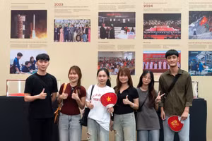 Các bạn trẻ checkin tại không gian Triển lãm 95 năm Cờ Đảng soi đường.