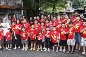 Câu lạc bộ Đọc sách cùng con hưởng ứng Cùng Việt Nam tiến bước.