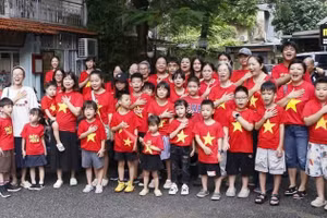 Câu lạc bộ Đọc sách cùng con hưởng ứng Cùng Việt Nam tiến bước.