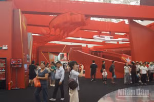 Phân khu 5 tại Triển lãm “95 năm Cờ Đảng soi đường”. (Ảnh: TRUNG HƯNG)