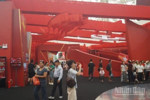 Phân khu 5 tại Triển lãm “95 năm Cờ Đảng soi đường”. (Ảnh: TRUNG HƯNG)