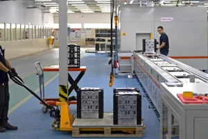 Công nhân làm việc tại Nhà máy pin BYD ở Manaus, thủ phủ bang Amazonas, Brazil. (Ảnh: Tân Hoa xã)