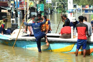 Người dân bị ảnh hưởng bởi lũ lụt ở Colombo, Sri Lanka được đưa đến nơi an toàn bằng thuyền, ngày 1/12/2025. (Ảnh: Xinhua)