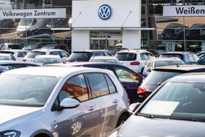 Xe ô-tô trưng bày tại một đại lý xe hơi Volkswagen ở Berlin, Đức. (Ảnh: Xinhua)