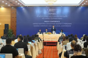Quang cảnh họp báo quốc tế về Lễ mở ký Công ước của Liên hợp quốc về chống tội phạm mạng. (Ảnh: TRUNG HƯNG)